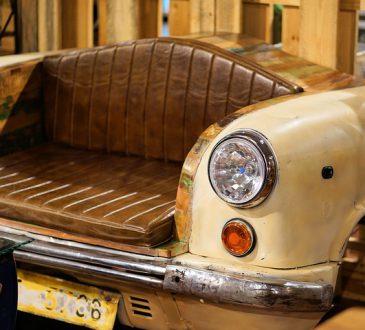 Meubels en woonaccessoires gemaakt van auto onderdelen